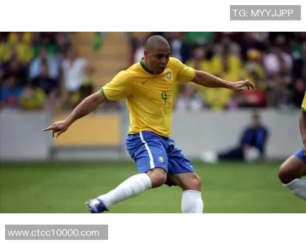 足球明星签约瞬间定格精彩时刻见证荣耀与梦想交汇的美好画面